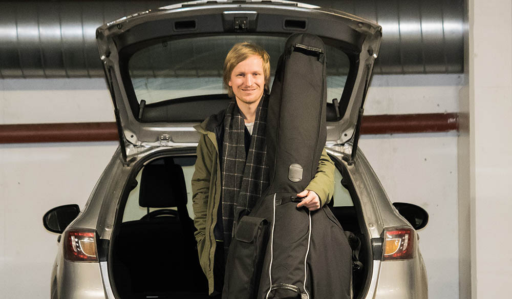 Sigurd Hole på egne strenger