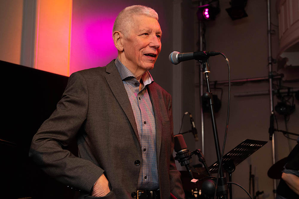 Foto fra da Jan Erik Kongshaug mottok Kongens Fortjenstmedalje på Caféteatret i Oslo 20. januar. Foto: Roar Vestad