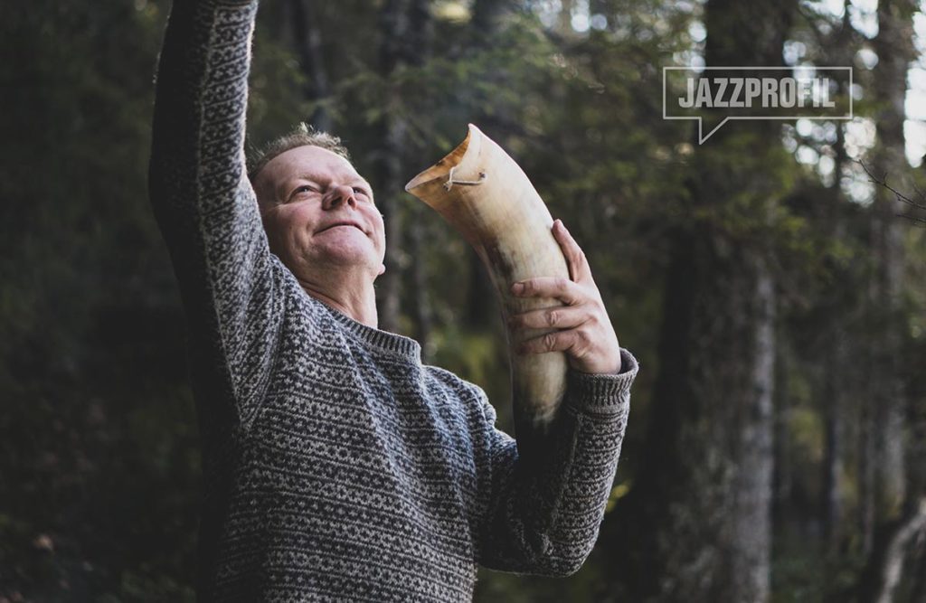 Karl Seglem med nyvinningen oxofon, en kloning av saksofon og oksehorn, som du kan høre på singlen Heilbrunn Oxofon som slippes 7. mai. Foto: Anders Førde Midtbø