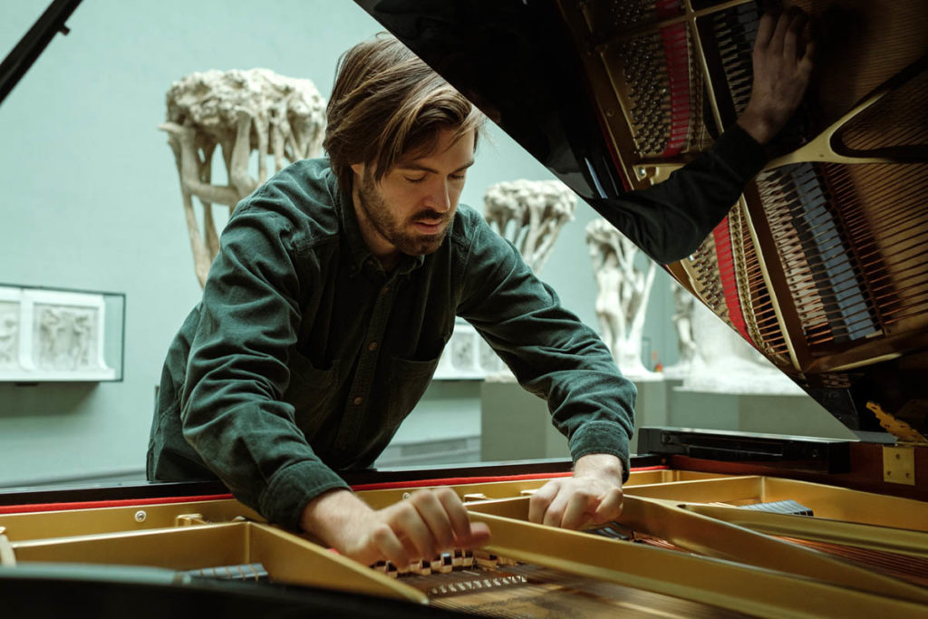 Kjetil Mulelid soloplatedebuterer med albumet Piano på Rune Grammofon i dag. Han er en av pianistene vi har intervjuet til Jazznytts store pianofeature - og sammen med Christian Wallumrød innleder han NTTs utvida pianounivers, naturligvis titulert 