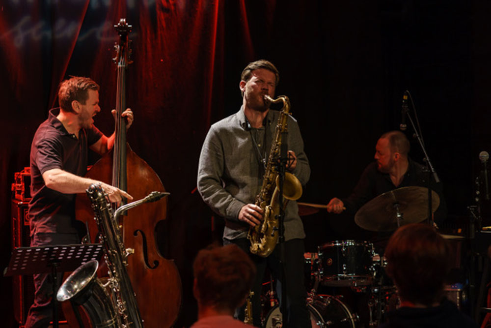 Saksofonist André Roligheten har med seg Jon Rune Strøm (bass), Gard Nilssen (trommer) og Mattias Ståhl (vibrafon) når han fremfører bestillingsverket Transmission i Ibsenhuset fredag. Bestillingsverket er et samarbeid mellom Jazzfest Skien og Jazzfest Trondheim. Foto: Thor Egil Leirtrø